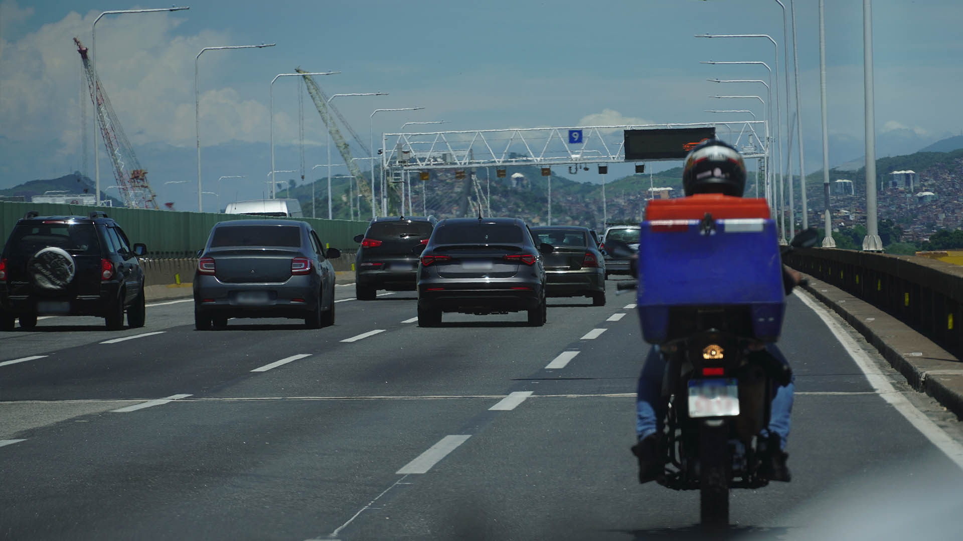 Motorkár jazdiaci po ceste