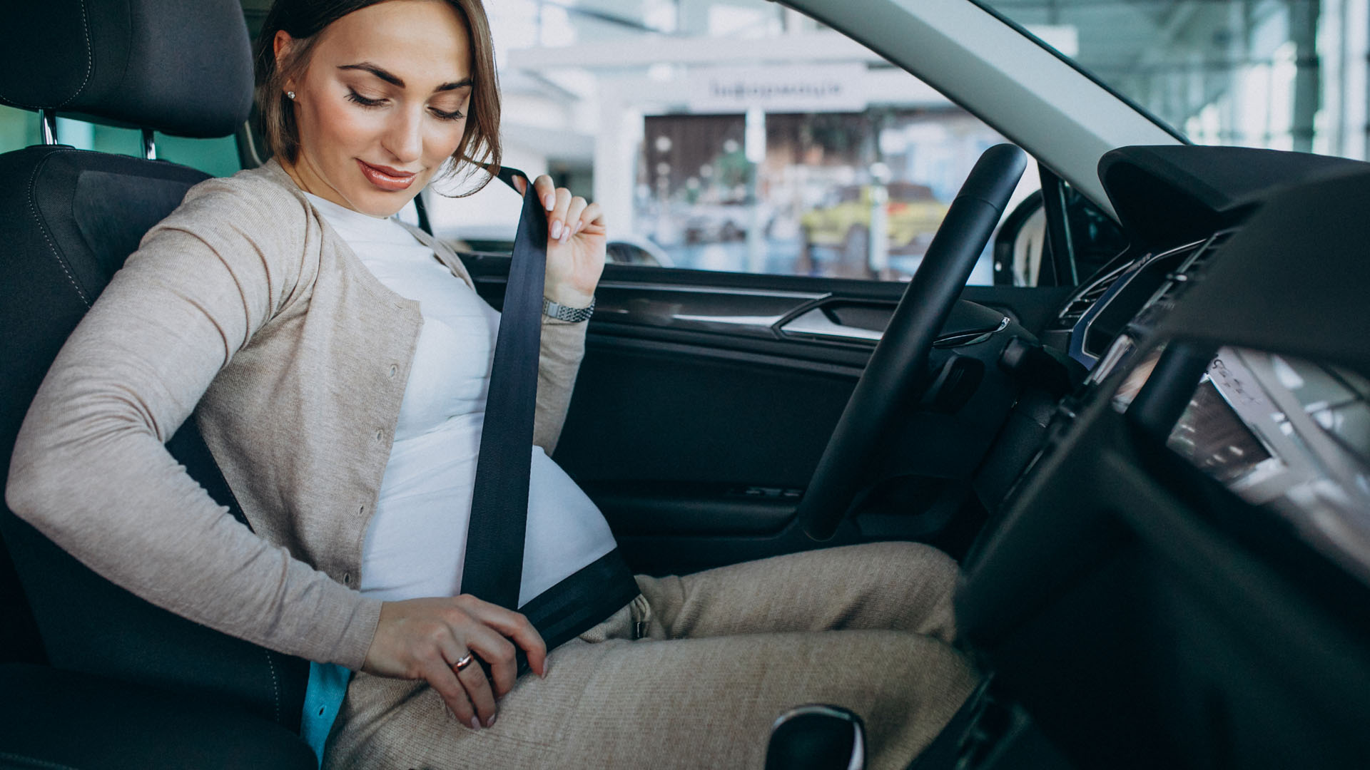 Tehotná žena používa bezpečnostný pás