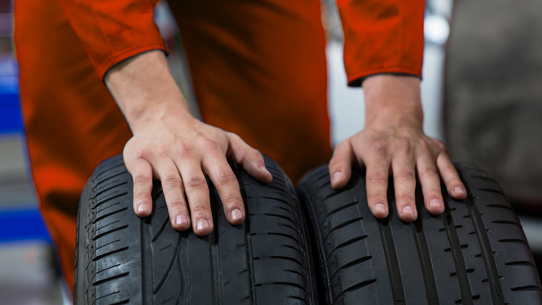 Detail na ruky mechanika na pneumatikách