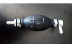 Pumpa rucna na naftu d=8mm so spätným ventilom 90° zahnutá*AMADINI